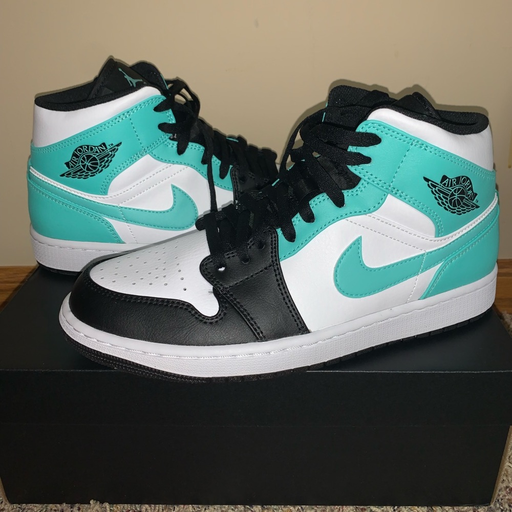 Air Jordan 1 Mid. White/tropical twist-black. Size:Men’s 9.5